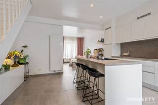 Indeling:Gelijkvloers: inkomhal, ruime leefruimte met open keuken, eetruimte, berging of bureau ruimte, wasruimte & koerEerste verdiep: badkamer...