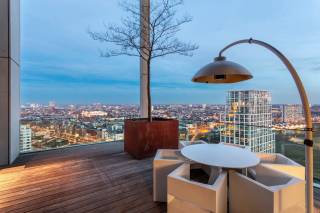 Ontdek pure luxe in dit uitzonderlijke appartement op de 20ste verdieping van een architecturale parel. Residentie “Scheldezicht”, gelegen in de trendy wijk Nieuw Zuid, combineert stijl, comfort en een topligging. Met een bewoonbare oppervlakte van ca. 212 m² en royale terrassen geniet u hier van adembenemende vergezichten over de stad én de Schelde.<br /><br />Via de inkomhal betreedt u de open leefruimte, waar overvloedig daglicht binnenvalt dankzij de grote raampartijen. Centraal in het appartement bevindt zich de ruime leefkeuken, uitgerust met een groot kookeiland in prachtig marmer: de ideale plek om uitgebreid te koken en te genieten van een stijlvol diner. <br /><br />Aan één zijde van het appartement bevindt zich de ruime masterbedroom met ensuite-badkamer, voorzien van een ligbad, een royale inloopdouche en een lavabo. Ook in deze ruimte werd gekozen voor hoogwaardige materialen. Aansluitend beschikt u bovendien over een grote inloopdressing.<br /><br />Aan de andere zijde van het appartement bevinden zich nog twee comfortabele slaapkamers, elk voorzien van een eigen douche, lavabo en toilet. Daarnaast is er een vierde kamer aanwezig, die perfect kan worden ingericht als praktische berging of extra opbergruimte. Elke kamer is bovendien uitgerust met ariconditioning en zonneschermen  <br /><br />Tot slot beschikt deze parel over een kelderberging en kunnen er optioneel tot drie autostaanplaatsen worden aangekocht in de ondergrondse garage aan €45.000/stuk.<br /><br />Interesse?<br />Contacteer LISTED:  +32 3 283 51 51.