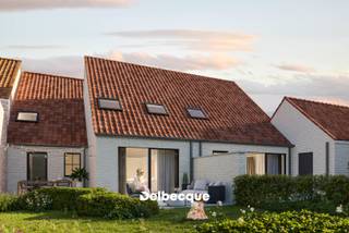 Maak kennis met deze twee nieuwbouwwoningen die binnenkort zullen opgebouwd worden op een uiterst strategische locatie in Dudzele, op een steenworp van Brugge centrum of de kust. <br /> <br />Deze woning "Lot 2" beschikt over een inkom met apart gastentoilet, lichtrijke en ruime leefruimte bestaande uit een eetplaats, zithoek en open keuken. Deze laatste ruimtes hebben schitterend zicht op de achtergelegen diepe tuin. Voorts vinden we op deze gelijkvloerse verdieping nog een praktische fietsenberging en ruime wasberging terug.<br /><br />Op het verdiep bevinden zich 3 ruime slaapkamers (19m², 13m² en 12m²), een badkamer voorzien van inloopdouche/ ligbad, dubbele lavabo en een apart toilet. <br />Voorts is er via een zolderluik nog een praktische bergzolder te bereiken. <br /><br />In de prijs is er ook een ruime inpandige garagebox (20m²) met extra parking voor de poort inbegrepen, net naast de woning, waardoor er makkelijk 2 wagens geparkeerd kunnen worden. <br />Het eigendom staat ingeplant op een perceel van 287 m².<br /><br />De woning wordt kwalitatief afgewerkt, en wordt oa. voorzien van een warmtepomp en zonnepanelen, en als koper hebt u nog heel wat inspraak in de uiteindelijke afwerkingskeuzes. De woning komt bovendien in aanmerking voor 6% BTW op de constructiewaarde (en 12% registratierechten op de grondwaarde), wat zowel voor eigen gebruik als investering een enorm fiscaal voordeel kan betekenen indien u in aanmerking komt voor de toepassing hiervan. <br /><br />Contacteer ons voor meer info over de plannen of lastenboek en maak een afspraak op kantoor via info@delbecque.immo of 050 45 03 45
