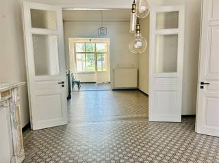 <p>FOR RENT : Ready to move in family home with garden near the station/centre of Oudenaarde</p><p>Are you looking for the perfect combination of quiet living and excellent accessibility? <br />Then this cozy, ready-to-rent house is what you are looking for.<br />This house is located within walking distance of the station and the bustling city center.</p><p>The house provides on the ground floor a large hall, storage room, toilet and living room with kitchen.<br />On the 1st floor: bathroom, 1 bedroom and dressing room and on the 2nd floor 2 bedrooms<br />extra asset! <br />A large garden with carport.</p><p>Curious ?<br />Request your visit through our website www.immodhondt.be </p>