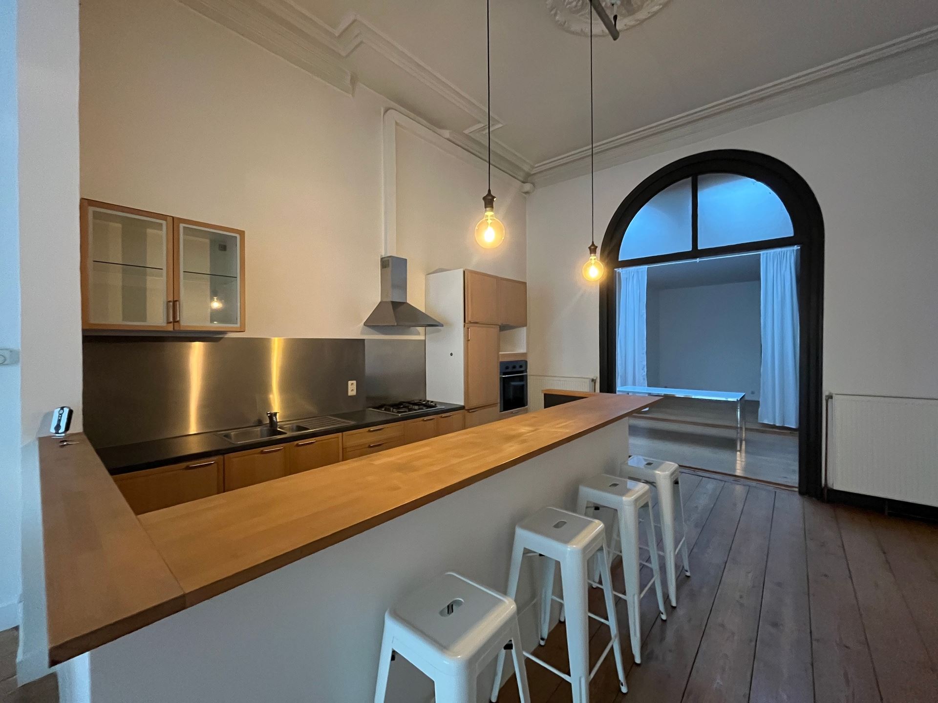 Groot appartement met hoge plafonds en één slaapkamer - foto 1