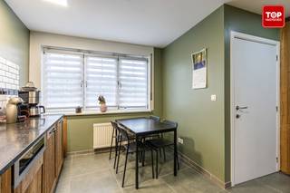 <p>Het pand is gunstig gelegen nabij het centrum van Eeklo, in een aangename woonomgeving met winkels, scholen, horeca en openbaar vervoer op korte afstand. Dankzij de nabijheid van het station en de vlotte verbindingen naar de belangrijkste invalswegen geniet u hier van een uitstekende bereikbaarheid.</p>
<p>Indeling:</p>
<p>Via de kleine inkomhal betreedt u de woning, die beschikt over een afgewerkte keuken uitgerust met alle functionele toestellen. Aansluitend bevindt zich de lichtrijke eet- en leefruimte. Op het gelijkvloers vindt u tevens de badkamer, ingericht met een dubbele lavabo, douche en ligbad. Verder beschikt de woning over twee kelders en een extra bergruimte.</p>
<p>Buiten geniet u van een gezellige koer met doorgang naar het achterhuis. Dit bijgebouw biedt tal van mogelijkheden en is ideaal als mancave, hobbyruimte of als aparte woonunit voor opgroeiende kinderen.</p>
<p>Op de eerste verdieping bevinden zich twee ruime slaapkamers. De tweede verdieping telt nog eens twee slaapkamers, waarvan één ingericht is als doorloopkamer. Hierdoor biedt de woning veel ruimte en tal van mogelijkheden voor grotere gezinnen of wie extra kamers wenst voor hobby's, bureau of logees.</p>
De woning is beschikbaar bij akte!<br /><br />Interesse? Contacteer dan snel Topvastgoed voor een bezoek op het nummer 0475 700 700