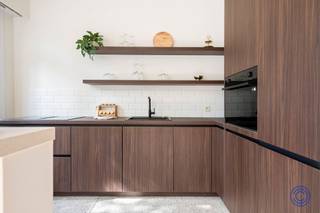 <p><span>Volledig vernieuwd appartement met twee slaapkamers en ruime tuin in Mortsel</span></p><p><span> </span></p><p><span>Indeling</span></p><p><span>Via de ruime inkomhal met een vestiaire en een gastentoilet komt u binnen in dit gerenoveerde appartement. Hier vallen de mooie vintage deuren op! De lichtrijke woonkamer is afgewerkt met een visgraatvloer en geniet dankzij de gevelbrede raampartij van veel natuurlijk licht. Aansluitend bevindt zich de open keuken, nieuw geplaatst in 2026. De uitvoering in donkere eik, de ontbijttoog en de terrazzovloer vormen een stijlvol geheel. De keuken is volledig uitgerust met kwalitatieve toestellen van Samsung en Elica: een combi-oven, een inductie kookplaat met geïntegreerde afzuiging, een vaatwasser, een koelkast en een diepvries. Achteraan bevinden zich twee ruime slaapkamers van circa 18 m² en 14 m², beide met zicht op de aangelegde tuin. Vanuit de kleinste slaapkamer bereikt u het terras van circa 12 m², dat aansluit op de tuin van circa 88 m² die goed onderhouden en volledig volgroeid is. Via de tuin heeft u toegang tot een garagebox die voorzien is van elektriciteit en mee aangekocht kan worden. De vernieuwde badkamer is ingericht met maatwerk meubilair en een ruime inloop regendouche, alsook een aansluiting voor een wasmachine. In de kelder beschikt het appartement bovendien over een ruime, droge berging van circa 5 m². Het appartement werd volledig opgefrist, met nieuwe vloeren, schilderwerken en een vernieuwde keuken en badkamer. De energieprestatie werd verbeterd, met EPC-label B als resultaat. Ook de elektrische installatie werd conform gemaakt, zodat ze voldoet aan het AREI. De ramen zijn voorzien van rolluiken en op maat gemaakte vliegenramen. Een instapklaar geheel, klaar om uw nieuwe thuis te worden.</span></p><p><span> </span></p><p><span>Troeven</span></p><ul><li><span>Aangelegde tuin van circa 88 m² en aansluitend terras van circa 12 m².</span></li><li><span>Nieuwe keuken uit 2026 en vernieuwde badkamer met maatwerk.</span></li><li><span>Twee ruime slaapkamers met zicht op de tuin.</span></li><li><span>EPC-label B, asbestveilig en conforme elektrische installatie</span></li><li><span>Alle ramen zijn voorzien van rolluiken, elektrisch of manueel te bedienen, en op maat gemaakte vliegenramen.</span></li><li><span>Mogelijkheid tot aankoop van een grote garagebox met elektriciteitsvoorziening voor € 29.000.</span></li></ul><p><span> </span></p><p><span>Algemene informatie</span></p><p><span>De maandelijkse gemeenschappelijke kosten worden geraamd op circa € 40. Daarnaast bedraagt de provisie voor verwarming circa € 75 per maand. Het appartement beschikt over individuele meters voor elektriciteit en water.</span></p><ul><li><span>EPC: label B.</span></li><li><span>Elektrische keuring: conform het AREI.</span></li><li><span>Asbestattest: asbestveilig.</span></li></ul><p><span>De koper draagt bij in de kosten van de basisakte en prekadastratie (€ 1.776 incl. btw).</span></p><p><span> </span></p><p><span>Het gebouw</span></p><p><span>Het verzorgde, kleinschalige appartementsgebouw bestaat uit een kelderverdieping, een gelijkvloers en twee bovenverdiepingen. Op elke woonverdieping bevindt zich één appartement. Er is geen lift aanwezig.</span></p><p><span> </span></p><p><span>Ligging</span></p><p><span>Het appartement is gelegen aan de Vijf-Aprilwarande in Mortsel, in een rustige, groene en residentiële woonomgeving met voornamelijk kleinschalige appartementsgebouwen.</span></p><p><span>Het bruisende centrum van Mortsel ligt op wandelafstand en biedt een ruim aanbod aan winkels, supermarkten, bakkers, horeca en andere dagelijkse voorzieningen.</span></p><p><span>Ook het openbaar vervoer bevindt zich vlakbij, met verbindingen naar Antwerpen en de omliggende gemeenten. Daarnaast biedt de ligging een vlotte aansluiting op de Ring van Antwerpen.</span></p><p><span> </span></p><p><span>De informatie in deze prospect is ter informatieve titel: de kandidaat-kopers moeten hun eigen zaak maken van het verkrijgen, controleren en interpreteren van deze informatie.</span></p><p><span> </span></p><p><span> </span></p>