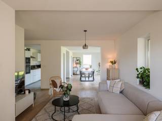 <p><span>Op zoek naar een gezellige, instapklare en energiezuinige woning op een centrale locatie in Deinze? Deze charmante woning is gelegen op een perceel van 468 m² en beschikt over een bewoonbare oppervlakte van 172 m². De woning werd recent volledig gerenoveerd en combineert een moderne afwerking met een warme en huiselijke sfeer.</span></p>
<p><span>Via de inkomhal met gastentoilet kom je terecht in een ruime en lichtrijke leefruimte. De gezellige living van 25,76 m² sluit naadloos aan op de bijzonder ruime leefkeuken van maar liefst 34,20 m². Een heerlijke plek om samen te koken, te tafelen en gezellig tijd door te brengen. Aansluitend is er een praktische berging en bovendien beschikt de woning over een kelder.</span></p>
<p><span>Vanuit de leefruimte heb je toegang tot de aangename en zonnige tuin. Deze werd recent opnieuw aangelegd en beschikt over een overdekt terras en een praktische buitenberging. De ideale plek om te genieten van zonnige dagen en lange zomeravonden.</span></p>
<p><span>Op de eerste verdieping bevinden zich twee volwaardige slaapkamers van 11,50 m² en 7,50 m² en een badkamer met douche. Het gerenoveerde zolderverdiep vormt een echte blikvanger en werd ingericht als een prachtige, charmante master bedroom.</span></p>
<p><span>Ook op praktisch vlak heeft deze woning heel wat troeven. Zo is er een oprit met plaats voor twee wagens en bevindt zich in de straat achter de woning een gratis parkeerpleintje voor extra parkeermogelijkheden. Dankzij de recente renovatie, moderne afwerking en zonnepanelen is de woning bovendien volledig instapklaar en energiezuinig.</span></p>
<p><span>Een bijzondere troef is de ligging aan de Zevenbeekvallei. Vanuit de woning wandel of fiets je zo de natuur in en geniet je van een prachtige groene omgeving. Tegelijkertijd bevinden het centrum van Deinze en de nodige winkels, scholen en voorzieningen zich op korte afstand.</span></p>
<p><span>Deze woning biedt werkelijk het beste van twee werelden: </span><strong><span>de rust en het groen van de Zevenbeekvallei, gecombineerd met het comfort van een moderne, volledig gerenoveerde woning op een centrale locatie.</span></strong></p>
<p><span>Een warme en karaktervolle woning waar je je vanaf het eerste moment thuis voelt.</span></p>