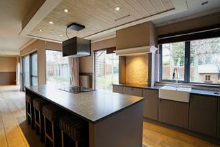 Bij het binnenkomen van deze open bebouwing voel je direct een aangename een gezellige sfeer. Overal volle parket, een badkamer & keuken afgewerkt...