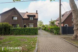 Bent u op zoek naar een woning met karakter? Deze authentieke mijnwoning aan de Wildekerslaan 29 in Genk is gelegen in de gegeerde tuinwijk van Waterschei en combineert het typische karakter van de mijnarchitectuur met hedendaags wooncomfort en energetische verbeteringen.<br /><br />Indeling<br />Via de inkomhal betreedt u de woning met toegang tot de leefruimte, keuken en badkamer op het gelijkvloers.<br /><br />Op de eerste verdieping bevinden zich drie slaapkamers en een tussenkamer dat kan dienen als bureau of dressing. Daarnaast beschikt de woning over een praktische kelder en een zolderruimte, wat zorgt voor extra opslag- of uitbreidingsmogelijkheden.<br /><br />Buiten geniet u van een overdekt terras en een aangename zuidgerichte tuin die zich perfect leent als siertuin of moestuin. Verder beschikt het perceel over een dubbele garage, bereikbaar via een achterliggende servitudewe, en een oprit die kan dienen als bijkomende parkeergelegenheid.<br /><br />Technische informatie<br />De woning werd de afgelopen jaren zowel technisch als energetisch aangepakt. Zo werd recent het dak volledig vernieuwd en geïsoleerd, waarbij het hellend dak voorzien werd van 22 cm minerale wol en het plat dak van 10 cm PUR-isolatie. Daarnaast werden de ramen vorig jaar grotendeels vervangen door pvc-profielen met superisolerend hoogrendementsglas. De verwarming gebeurt op stookolie en er is eveneens een warmtepomp-airco aanwezig die zowel kan koelen als verwarmen. De woning behaalt een EPC-label D met een score van 319, waardoor er geen renovatieverplichting geldt.<br /><br />Buurtinformatie<br />De woning is gelegen in een groene en karaktervolle omgeving in de authentieke tuinwijk van Waterschei, een buurt met een rijk historisch mijnverleden en een unieke uitstraling. In de nabije omgeving bevinden zich winkels, supermarkten en openbaar vervoer. Daarnaast woont u vlakbij de levendige Stalenstraat met tal van handelszaken, horeca en buurtvoorzieningen. Ook recreatieve trekpleisters zoals Thor Park, SportinGenk Park en het stadion van KRC Genk bevinden zich op korte afstand, terwijl de verbinding naar het centrum van Genk en de omliggende gemeenten bijzonder vlot verloopt. Ook het scholencampus van Genk is op fietsafstand gelegen.<br /><br />Bent u op zoek naar een karaktervolle woning met een hedendaags comfort in Genk? Contacteer ons via 089 69 30 01 of info@consimmo.be voor meer informatie of een bezoek ter plaatse. Bekijk ook de virtuele tour op onze website www.consimmo.be.