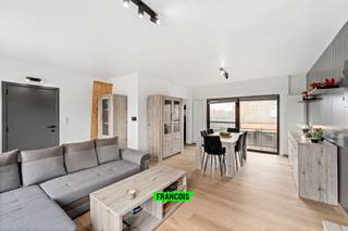 Instapklare bel-etagewoning te koop in de Dahliastraat te Blankenberge, gelegen in een uiterst rustige en aangename woonwijk. Deze woning werd recent quasi volledig gerenoveerd, met bijzondere aandacht voor energetische optimalisatie en hedendaags wooncomfort.<br /><br />Op het gelijkvloers bevindt zich een ruime inpandige garage, aangevuld met een praktische berging met aansluiting voor wasmachine en droogkast. Via de trap bereiken we de eerste verdieping, waar de lichtrijke leefruimte meteen in het oog springt. Aansluitend bevindt zich de recent volledig vernieuwde keuken, uitgerust met de nodige toestellen. Het grote schuifraam biedt directe toegang tot de tuin, wat zorgt voor een mooie verbinding tussen binnen en buiten.<br /><br />Verder beschikt de woning over drie volwaardige slaapkamers, een ruime badkamer en een praktische zolderruimte die extra bergruimte biedt.<br /><br />De woning wordt verwarmd via centrale verwarming op aardgas, beschikt over zonnepanelen en behaalt een gunstige EPC-score B, wat bijdraagt aan een energiezuinig en comfortabel woonklimaat.<br /><br />Kortom, de ideale woning voor wie op zoek is naar rust, ruimte en een instapklare thuis in Blankenberge.<br /><br />