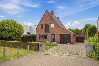 <p><strong>ALTRO VERKOOPT: Bezoekdag op afspraak</strong></p><p>Op een uitstekende en uiterst vlotte locatie te Machelen aan de Leie bieden wij u deze charmante, alleenstaande woning met enorm veel potentieel aan. De eigendom is strategisch gelegen op de verbindingsas tussen Deinze en Waregem met een snelle aansluiting op de belangrijkste invalswegen, terwijl u tegelijk geniet van de idyllische en rustige sfeer van Machelen aan de Leie.</p><p>Bij het betreden van de woning valt meteen op dat de leefruimtes op het gelijkvloers al een stijlvolle vernieuwing hebben ondergaan. De lichtrijke living en de keuken zijn volledig in orde en voorzien van dubbele beglazing. De overige ruimtes bieden de perfecte kans voor de handige doener om de woning helemaal naar eigen smaak op te frissen. Op de eerste verdieping bevinden zich 2 grote slaapkamers, 1 kleinere slaapkamer en een badkamer die klaar staan voor verfraaiing. Een grote opbergzolder zorgt daarnaast voor heel wat praktische uitbreidings- of opslagmogelijkheden.</p><p>Ook qua bijgebouwen en overige ruimtes troef troef: de inpandige garage kan eenvoudig worden omgevormd tot extra leefruimte, zoals een atelier, hobbyruimte of wasplaats. Buiten beschikt het perceel bovendien over een tweede, grote vrijstaande garage met bijhorende bergkotten, ideaal voor zelfstandigen of klussers. Dit is de perfecte opportuniteit voor wie op zoek is naar betaalbaar wonen op een toplocatie met de mogelijkheid om er een echte droomwoning van te maken.</p><p>Interesse om dit pand te bezoeken? <strong>Leen De Clercq – Altro Vastgoed </strong>0478 69 84 34 | leen@altro-vastgoed.be</p>