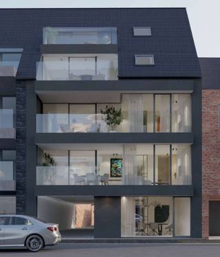 Geef jouw zaak een centraal adres in Residentie Middenstandshuis, aan de Markt van Ingelmunster. Deze gelijkvloerse kantoorruimte van 107,96 m² combineert een uitstekende ligging met volop mogelijkheden voor een inrichting op maat.<br /><br />De ruimte wordt casco aangeboden, zodat je de verdere afwerking kunt afstemmen op jouw professionele wensen, binnen de toegelaten bestemming. Het plan toont een mogelijke indeling met kantoorruimte, vergaderruimte, archief, berging en sanitair.<br /><br />Afzonderlijke toegangen aan de straatzijde en de doorrit zorgen voor praktisch gemak. Ook een garage hoort bij deze entiteit voor €37.500.<br />Ontdek de mogelijkheden en geef jouw professionele plannen een nieuwe thuis.<br /><br />