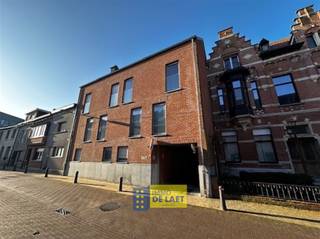 Goed ingerichte,  gelijkvloerse studio met mooi, zonnig terras en tuintje, achterliggende autostaanplaats, gelegen in het centrum van...