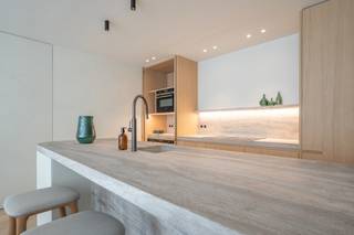 Stijlvol appartement met zijdelings zeezicht aan het Driehoeksplein – Het ZouteGelegen op een toplocatie in Het Zoute, vlak bij het strand en het...
