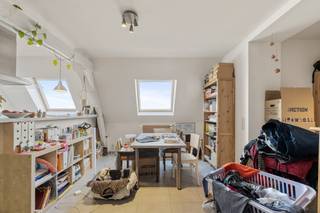 Idéalement situé face à la gare de tournai au 4ème étage d’une petite copropriété de 4 lots, sans ascenseur, ce bel appartement récemment...