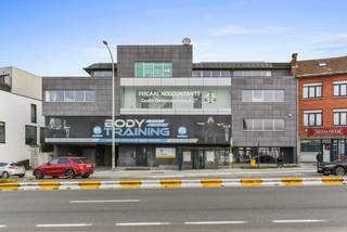 À louer à Ninoofsesteenweg 62 : superbe surface commerciale de ±250 m² en rez-de-chaussée, immédiatement disponible. Ce bien, parfaitement...