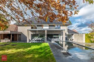 De woning omvat een inkomhal, een ruime leefruimte met gashaard, een bureauruimte, een gezellige bar, een volledig ingerichte leefkeuken,...