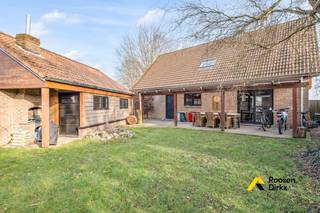 Deze gezellige en degelijke woning ligt in Lozen, deelgemeente van Bocholt nabij de Nederlandse grens. Lozen heeft een kleuter- en basisschool,...