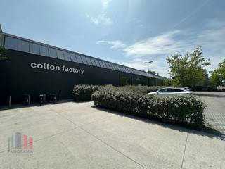 Deze moderne en volledig bemeubelde kantoorruimte van 150 m² te huur bevindt zich in het kwalitatieve bedrijvenpark 'Cotton Factory' met...
