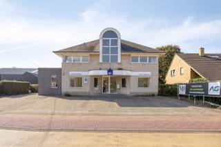 <p><strong><em>Zeer ruime woning (293 m²) met 5 kamers, ingerichte zolderverdieping, veranda, grote kelder (122 m²) met ontspanningsruimte, vrijstaande dubbele garage, 2 terrassen, tuin en een volledig ingericht kantoor (84 m²) met kelder (44 m²) op een perceel van 09a 01ca gelegen in het centrum van Linden.</em></strong></p><p></p><p>Uitstekende <u>strategische ligging</u> in het centrum en verschillende autostaanplaatsen voor het kantoor.</p><p><u>Centrumlocatie</u>: kinderopvang, school, sport, winkels, supermarkt, ... allemaal op wandelafstand.<br />Openbaar vervoer (bus) is vlakbij.<br />Leuven op +/- 6 km fietsafstand.</p><p></p><p><u>Praktische indeling kantoor</u> met verschillende ruimtes - inkomsas - vergaderzaal - inbouwkasten - radiatoren - plafond verwarming warme lucht/koeling - kelder met toilet, berging en archiefruimte.<br />Ook idaal voor praktijk, vrij beroep, commercieel, ...<br />Momenteel wordt het kantoor verhuurd aan 2.063 €/maand.<br /><br /><u>Indeling woning:</u><br />Inkomhal met vestiaire en gastentoilet; zeer ruime woonkamer (dimbare verlichting) met gashaard en aangenaam veel lichtinval en schuifraam naar het terras (deels overdekt); aansluitend een grote keuken met lunchcorner en toegang naar de veranda (met zonnetent) en de praktische wasplaats.<br />Op de 1ste verdieping hebben we een centrale nachthal; een ruime badkamer met ligbad en douche; en zijn er 5 mooie slaapkamers en ook nog een berging/dressing.<br />De 2de verdieping is volledig ingericht en kan als bureau of ontspanningsruimte worden aangewend.<br />De grote kelder biedt heel wat bergruimte en hier bevindt zich ook nog een heel mooie ontspanningsruimte met natuurlijke lichtinval.<br />Langs de achtergevel vinden we een pergola met zonnetent en nog een extra terras met zicht op de tuin (met tuinhuis).<br />Er is bovendien nog een vrijstaande garage (met elektrische sectionaal poorten) die plaats biedt voor 2 wagens.<br /><br /><u>Extra troeven:</u><br />Goed onderhouden - lichtrijk - instapklaar.<br />Alarm op woning + kantoor.<br />Deels elektrische rolluiken.<br />EPC B (181 kWh/m²/jaar) - zonnepanelen (7740 WP).<br />Elektriciteit is conform.<br />Aanleg gescheiden stelsel is reeds voorzien.</p>