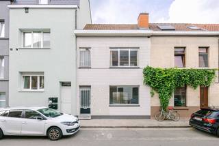 <p><span>Sint-Amandsberg - Home in need of renovation</span></p><p><span> </span></p><p><span>This attached home in need of renovation is located in an easily accessible area of Sint-Amandsberg. The home is the ideal foundation for anyone looking for a property with potential.</span></p>