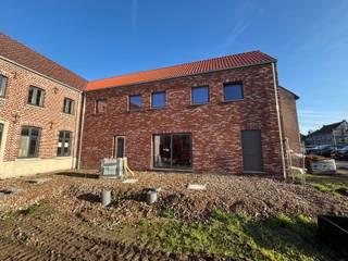 <p><strong>Te koop: Casco woning 5 met veel potentieel – aan 6% btw</strong><br />Woning 5 maakt deel uit van een <strong>kleinschalig woonproject met meerdere woningen</strong>, opgevat als een aangename <strong>woongemeenschap</strong>. Dit biedt extra voordelen zoals <strong>meer veiligheid</strong>, een rustige woonomgeving en een sterk buurtgevoel.</p>
<p>De casco woning vormt een uitstekende basis om volledig naar eigen smaak af te werken en beschikt over <strong>3 slaapkamers</strong>, een <strong>badkamer</strong>, een <strong>keuken</strong> en een <strong>open leefruimte</strong> die zorgt voor een ruimtelijk en licht gevoel. Daarnaast zijn er <strong>parkeergelegenheden</strong> voorzien, wat extra comfort en gemak biedt.</p>
<p><strong>Verkoop aan 6% btw (onder voorwaarden).</strong><br />Interesse? Neem gerust contact op voor meer informatie of een bezoek.</p>