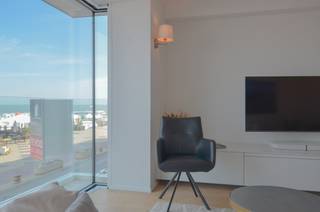 Stijlvol, recent gerenoveerd appartement met frontaal zeezichtDit prachtige appartement werd recent met oog voor detail en kwaliteit gerenoveerd. Ook...