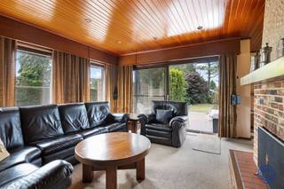 WoningDe woning is in 1975 zeer kwalitatief opgebouwd en werd sindsdien steeds goed onderhouden! U komt binnen in de inkomhal, voorzien van een...