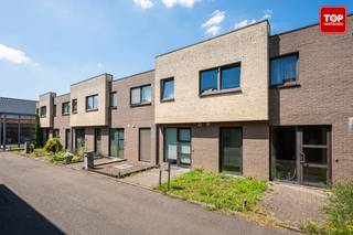 In een rustige, kindvriendelijke buurt, op wandelafstand van supermarkten, winkels, openbaar vervoer, sport- en recreatiefaciliteiten én het prachtige natuurgebied de Bourgoyen, stellen we u met plezier deze instapklare woning voor.<br /><br />Binnenin geniet je van een comfortabele indeling met onder andere een volledig uitgeruste keuken, voorzien van moderne toestellen. Twee praktische bergingen zorgen voor extra opbergruimte, waarvan één met aansluitingen voor wasmachine en droogkast.<br /><br />De woning beschikt momenteel over drie volwaardige slaapkamers op de eerste verdieping.<br />Achteraan is de aangename tuin vlot bereikbaar met een fietsweg.<br />Verwarming gebeurt via een energiezuinige gaswand condensatieketel.<br /><br />Als troef is er de overdekte staanplaats.<br /><br />Deze woning vormt een ideale opportuniteit voor wie op zoek is naar wonen op een gunstige ligging, met zowel natuur als stad binnen handbereik.<br /><br />Beschikbaar ten laatste 30/06/2026<br /><br />Contacteer Topvastgoed voor een bezoek op 0475 700 700