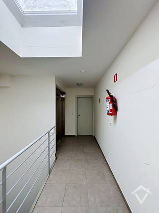 Op een rustige en centrale ligging in de Kronevoordestraat te Handzame bevindt zich dit ruim en lichtrijk appartement met twee volwaardige slaapkamers. Dankzij de gunstige ligging geniet u van een vlotte bereikbaarheid en bevinden winkels, openbaar vervoer en belangrijke invalswegen zich in de nabije omgeving.<br /><br />Het appartement is gelegen op de derde verdieping en is zowel bereikbaar via de lift als de trap. Als enige appartement op deze verdieping geniet u van extra rust, privacy en een ruime privatieve nachthal.<br /><br />Via de inkomhal bereikt u de aangename leefruimte, die dankzij de grote raampartijen baadt in het natuurlijke licht. De open, ingerichte keuken sluit naadloos aan op de leefruimte en biedt toegang tot het gezellige terras, waar het aangenaam vertoeven is. Aansluitend bevindt zich een praktische berging, ideaal voor het stockeren van voorraad en huishoudmateriaal.<br /><br />Verder beschikt het appartement over twee ruime slaapkamers, waarvan één voorzien is van extra opbergruimte/dressing. De badkamer is ingericht met een lavabo, douche en aansluitingen voor een wasmachine en droogkast. Het toilet bevindt zich afzonderlijk.<br /><br />Als extra troef kan een ruime inpandige garage worden aangekocht voor € 27.000, ideaal voor het veilig parkeren van uw wagen.<br /><br />Troeven<br />- Ruim en lichtrijk appartement<br />- Enig appartement op de derde verdieping<br />- Lift aanwezig<br />- Ruime inpandige garage optioneel aan te kopen (€ 27.000)<br />- Rustige en centrale ligging nabij winkels, scholen en openbaar vervoer<br />- Energiezuinig, EPC label C<br />- Elektriciteit conform tot 2035<br /><br />Op zoek naar een instapklaar appartement met veel lichtinval, privacy en een uitstekende ligging? Contacteer ons en plan uw bezoek in.