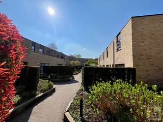 <strong>Bezoek na afspraak met IMMOBOSS per e-mail: ronse@immoboss.be</strong><br /><br />Deze ruime duplex van 119m<sup>2</sup>, maakt deel uit van Residentie "Castle" pal in het centrum van Ronse. <br />De residentie beschikt over een privé binnentuin/park, die voor een unieke woonervaring zorgt, in het centrum van de stad. <br />Indeling: Inkom met apart toilet, ruime leefruimte met open keuken en ruime bergruimte. Op de verdieping zijn er 2 ruime slaapkamers (waarvan één met toegang tot het terras) en een badkamer. <br /><br />- ondergrondse staanplaats inbegrepen<br />- ondergrondse kelderberging inbegrepen <br />- EPC: 182 kWh/m<sup>2</sup><br />- maandelijkse kosten 85 euro. <br />- Vrij vanaf 1 -15 september<br /><br /><strong>Bezoek na afspraak met IMMOBOSS per e-mail: ronse@immoboss.be</strong><br /> 