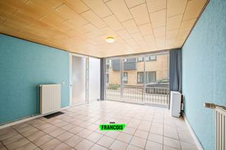 In de Weststraat 137 in Blankenberge ontdek je dit charmante gelijkvloersappartement te koop met een praktische indeling en een warme, retro-geïnspireerde sfeer.<br /><br />De woonst biedt 80 m² bewoonbare oppervlakte en beschikt over een lichtrijke leefruimte met zachte kleuren en natuurlijke accenten. Vanuit de leefruimte heb je toegang tot de keuken en de naastgelegen badkamer. Verder zijn er twee slaapkamers en een overdekt terras, ideaal om in alle rust van de buitenlucht te genieten. Als extra troef is er geen renovatieverplichting van toepassing. Bovendien werd de elektrische installatie conform gekeurd, wat extra zekerheid en comfort biedt voor de toekomstige eigenaar.<br /><br />Dankzij de centrale ligging in Blankenberge woon je nabij centrum, winkels, openbaar vervoer en restaurants. Dit gelijkvloersappartement te Weststraat 137 is een interessante eigendom voor wie op zoek is naar een woning met comfort, karakter en een topligging. <br /><br />Wil je dit appartement in Blankenberge zelf ervaren? Vraag vandaag nog je bezoek aan via Immo Francois en ontdek of deze woonst jouw nieuwe thuis kan worden.<br /><br />Denk je eraan om je woning in Blankenberge te verkopen? Neem vrijblijvend contact op met Iben van Immo Francois in Blankenberge voor een gratis schatting via iben@immofrancois.be<br /><br />