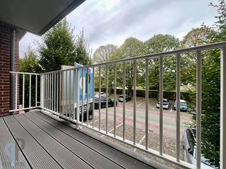 Op een centrale ligging, met mooi verzicht vanop het grote terras, vinden we dit heel net en ruim appartement. Het appartement is voorzien van een inkomhall met gastentoilet en ingemaakte vestiairekast. Vooraan is er een leefruimte met open, ingerichte keuken. Verder is er een berging, nette badkamer met ligbad en douche, 2 ruime slaapkamers en een heel ruim terras met mooi zicht achteraan. (beperkte foto's wegens privacy redenen) Breng gerust een bezoek aan dit mooie en kwalitatieve appartement ! Voor meer inlichtingen of een bezoek, contacteer Veronique 0483/676579