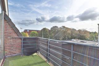 <p><span>Op zoek naar een ruim en lichtrijk appartement met twee volwaardige slaapkamers en twee terrassen in het centrum van Beveren? Dan is dit appartement van ca. 115 m², gelegen op de derde verdieping van Residentie Piet Staut, zeker een bezoekje waard.<br /><br /></span><span>Het appartement geniet van een uitstekende centrale ligging in hartje Beveren, op wandelafstand van het winkeldorp en park Hof ter Welle. Winkels, supermarkten, openbaar vervoer en tal van andere dagelijkse voorzieningen en ontspanningsmogelijkheden bevinden zich in de onmiddellijke omgeving.<br /><br /></span><span>Via de ruime inkomhal betreedt u het appartement. Hier bevindt zich tevens een apart gastentoilet met handenwasser. De absolute blikvanger is de bijzonder ruime en lichtrijke doorzonleefruimte van maar liefst 49,6 m². Dankzij de grote raampartijen en de aanwezigheid van zowel een terras aan de voorzijde als aan de achterzijde geniet u hier de hele dag door van een aangename lichtinval en een heerlijk ruimtegevoel. Aansluitend bevindt zich de ingerichte keuken, voorzien van het nodige comfort.<br /><br /></span><span>Vanuit de leefruimte bereikt u de nachthal, die toegang biedt tot twee volwaardige slaapkamers, een praktische berging en een ruime, ingerichte badkamer. Deze is uitgerust met een bad/douche combinatie, een dubbel lavabomeubel en een toilet.<br /><br /></span><span>Het gebouw beschikt bovendien over een lift en een gemeenschappelijke fietsenberging.<br /><br /></span><span>Een ondergrondse parkeerplaats EN aparte kelderberging zijn optioneel mee aan te kopen aan 20 000 EUR.<br /><br /></span><span>De combinatie van de royale bewoonbare oppervlakte, twee terrassen en een uiterst centrale ligging maakt dit appartement tot een bijzonder aangename woonst in het centrum van Beveren.<br /><br /></span><span>Graag laten we u dit appartement persoonlijk ontdekken. Contacteer ons voor bijkomende informatie of een bezoek via </span><span>verkoop@homevast.be</span><span> of 03 344 77 44.</span></p>
