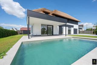 Prachtige nieuwbouw villa met 5 slaapkamers gelegen in een rustige residentiële omgeving vlakbij het centrum van Knokke met zwembad...