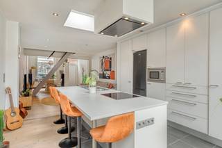 Zeer energiezuinige en werkelijk instapklare woning te Aalst. De woonst is vlot bereikbaar en bevindt zich in dichte nabijheid van scholen, warenhuizen/winkels en openbaar vervoer. Het centrum van Aalst is slechts enkele minuten wandelen. De gesloten bebouwing werd doorheen de jaren volledig gerenoveerd en uitgerust met de nieuwste technieken. Zo beschikt men over een condensatieketel op aardgas, zonnepanelen en een aircosysteem. Ze werd als volgt ingedeeld: op het gelijkvloers: een lichtrijke open leefruimte, een volledig ingerichte keuken met alle toestellen en een zonnig terras. Op de eerste verdieping vinden we een afzonderlijk toilet, een ruime badkamer met voorziening voor was- en droogmachine en een ruime slaapkamer met handige dressing. Op de 2de verdieping vinden we nog 2 volwaardige slaapkamers. TROEVEN : Zonnepanelen | EPC (B) 200 | Elektriciteit conform | Asbestveilig | Aircosysteem. Wenst u meer informatie of een bezoek? Aarzel niet ons te contacteren en mail naar Louis@immoaccenta.be 