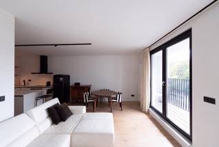 <p><strong>Recent appartement met zicht op het Harmoniepark en zonnig zuidwestterras</strong></p>
<p>Dit recent gebouwde appartement combineert hedendaags wooncomfort met een aangename ligging en een prachtig uitzicht op het Harmoniepark. De lichtrijke leefruimte sluit naadloos aan op de open keuken en creëert een moderne, uitnodigende woonomgeving. Grote troef is het mooie zuidwestgerichte terras, waar u volop kunt genieten van de middag- en avondzon, met zicht op het groene park.</p>
<p>Het appartement beschikt verder over twee volwaardige slaapkamers en een comfortabele badkamer. Dankzij de doordachte indeling en de hedendaagse afwerking vormt dit een ideale thuis voor wie op zoek is naar stijlvol en zorgeloos wonen op een gegeerde locatie.</p>
<p>Een aantrekkelijke combinatie van modern wooncomfort, groen uitzicht en zonnige buitenruimte.<br /><br />Ruime fietsenstalling en individuele berging.</p>