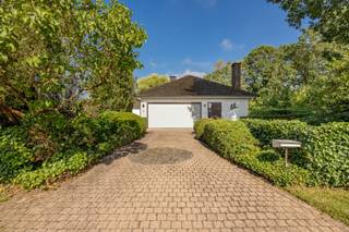 Gelegen in Pulderbos op een rustige residentiële en groene locatie, bevindt zich deze te renoveren gelijkvloerse woning op een perceel van ca.1400 m².<br /><br /><br /><span><strong>Indeling<br /><br /></strong></span>Inkomhal met vestiaire en gastentoilet - toegang tot de leefruimte in L-vorm en ingedeeld in een zithoek met houtkachel en ruime eetkamer. <br />De ingerichte keuken is uitgerust met een aanrecht voorzien van dubbele spoelbak, kookvuur met ruime oven, dampkap, vaatwasmachine, vrijstaande koelkast met diepvries. Vanuit de keuken is er toegang tot het terras.<br /><br />De nachthal geeft toegang tot 4 slaapkamers (ca. 10 - 11 - 12 en 14 m²). De badkamer is uitgerust met een bad-douche combinatie - dubbele lavabo in meubel en toilet bereikbaar vanuit de leefruimte. <br /><br />De ruime inpandige garage met automatische poort is bereikbaar vanuit de leefruimte. Verder is hier de technische ruimte, een buitendeur en het toegangsluik naar de zolder. <br /><br />De tuin is mooi aangelegd en verschillende terrassen bieden de mogelijkheid om te genieten van zowel de zon als de schaduw. <br /><br /><br /><span><strong>Bijzonderheden<br /></strong></span><br />- verwarming op stookolie (2010)<br />- houten ramen (meranti)<br />- dubbele beglazing<br />- kruipruimte <br />- gelijkvloers wonen<br />- EPC - label F - 523 kWh/m²<br />- asbestveilig<br /><br /><span><strong>Stedenbouw<br /><br /></strong></span>Vg-Wg-Vv-Gmo-Gvkr-Gworg