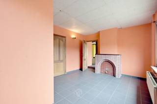 Deze te renoveren eigendom, gelegen op een perceel van circa 1.800 m², biedt bijzonder veel mogelijkheden, mede dankzij de aanwezigheid van diverse achterliggende bijgebouwen en een ruime loods.<br /><br />De woning beschikt over een ruime inkomhal met gastentoilet en toegang tot de riante wasplaats/technische ruimte. Verder is er een ruime leefruimte met plaats voor een bureel, salon en open keuken.<br /><br />Op de verdieping bevinden zich vier slaapkamers en een badkamer. De zolder is bereikbaar via een vaste trap in één van de slaapkamers. <br /><br />Achter de woning bevinden zich meerdere bijgebouwen, waaronder een loods. Deze eigendom is dan ook ideaal voor een kleine zelfstandige, aannemer of iemand die op zoek is naar extra opslag- of werkruimte.