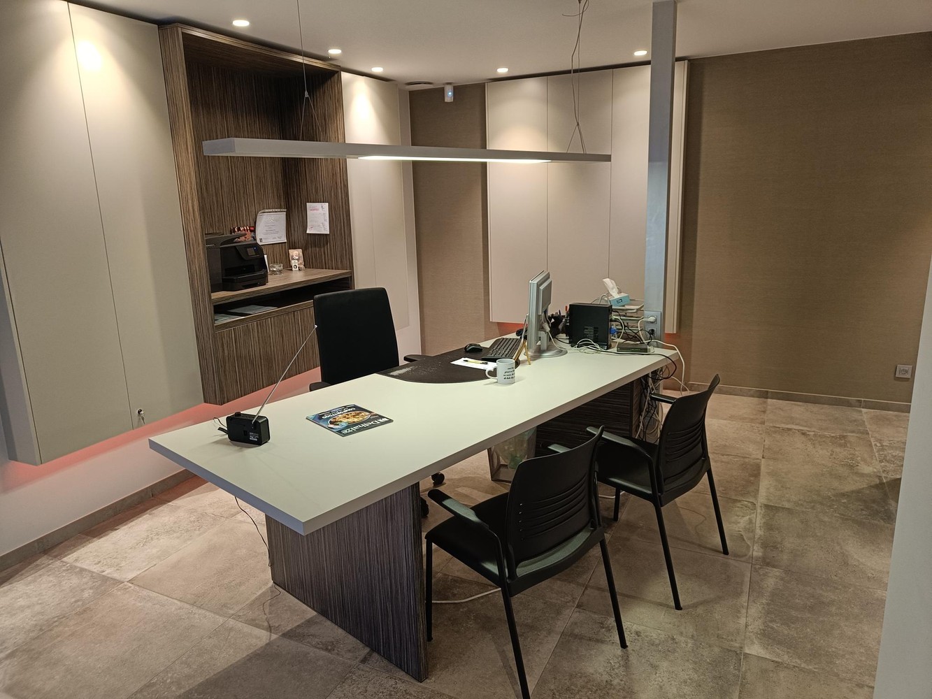 Genk, Winterslagstraat 89/1: Instapklare, bemeubelde bureelruimte incl. parking vlakbij het centrum. - foto 2