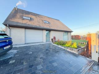 Deze uitzonderlijke villa is een echte TOPPER: luxueus afgewerkt, harmonieus ingepast in een rustige en groene omgeving, en volledig klaar om...