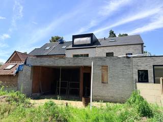 Genk - Fransebosstraat 53: Naar wens af te werken woning met veel potentieel en ruime tuin.<br /><br />Deze woning wordt verkocht als ruwbouw inclusief goedgekeurde bouwplannen.<br />Dit biedt de koper de unieke kans om de verdere afwerking volledig naar eigen smaak en wens te realiseren.<br />U heeft nog alle vrijheid om de materialen en afwerking zelf te bepalen en zelfs de indeling nog lichtjes te wijzigen.<br />Voor de woning zijn de nodige vergunningen en plannen aanwezig, wat een belangrijke meerwaarde vormt voor wie zonder zorgen verder wil bouwen.<br /><br /><strong>Indeling:</strong><br /><br />Gelijkvloers:
<ul>
<li>Inkomhal</li>
<li>Technische bergruimte</li>
<li>Leefruimte met trap</li>
<li>Eetkamer</li>
<li>Toegang tot de kelder</li>
<li>Keuken met toegang tot de tuin</li>
<li>Patio</li>
<li>Toilet </li>
<li>Douche</li>
</ul>
Verdieping 1:
<ul>
<li>2 Slaapkamers </li>
<li>Badkamer</li>
<li>Apart toilet</li>
</ul>
Verdieping 2:
<ul>
<li>Nachthal</li>
<li>1 Slaapkamer</li>
<li>Dressing</li>
<li>Technische bergruimte</li>
</ul>
<strong>Buitenruimte:</strong>
<ul>
<li>Ruime tuin</li>
<li>Vergunning voor het plaatsen van een tuinhuis (voorbereidende werken zijn reeds uitgevoerd)</li>
</ul>
<strong>Extra troeven:</strong>
<ul>
<li>Rustige ligging </li>
<li>Vlakbij het centrum van Genk en de scholen</li>
<li>Zeer ruime woning met tal van mogelijkheden en naar wens af te werken</li>
<li>Vergunningen en plannen aanwezig </li>
</ul>
Deze woning biedt een mooie kans voor wie zijn toekomstige thuis volledig naar eigen smaak wil creëren.<br /><br />Interesse? Contacteer ons vandaag nog op het nummer 089/308.700 voor meer info of een bezoek ter plaatse en ontdek zelf het potentieel van deze woning.