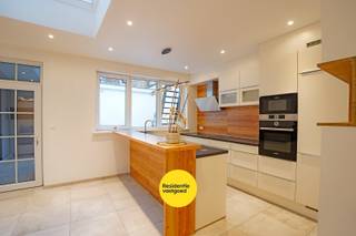 Herenhuis met handelsruimte & wellness in Nieuwpoort-StadIn het centrum van Nieuwpoort-Stad bevindt zich dit gerenoveerde herenhuis (2015) met...