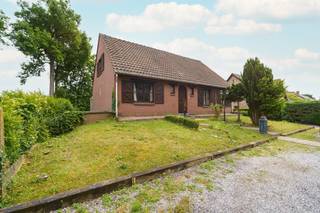 <p>Interesse of vragen? Neem gerust contact op met Erik via erik@copandi.be of via 0497/530796.</p><p></p><p>Deze ruime woning is gelegen te Steenokkerzeel, meer bepaald in de Hazelnotenlaan 8. Dit is een erg rustige straat, die gelegen is in het Zonnebos, een erg populaire locatie. Openbaar vervoer, scholen en winkels zijn te vinden in de nabijheid.</p><p>De woning werd gebouwd op een mooi perceel van 9a24ca. De indeling van de woning is als volgt:</p><p></p><p><strong>Gelijkvloers</strong><br />De woning beschikt over een ruime leefruimte van meer dan 40 m². Dankzij de grote raampartijen geniet je van veel natuurlijke lichtinval en een aangenaam ruimtegevoel.</p><p>Aansluitend bevindt zich de keuken die praktisch is ingericht en rechtstreeks toegang geeft tot de veranda. Deze veranda vormt een aangename extra leefruimte met zicht op de tuin. Verder beschikt het gelijkvloers over een slaapkamer, een badkamer met bad en wastafel, een apart toilet en een ruime inkomhal die alle ruimtes met elkaar verbindt.</p><p></p><p><strong>Verdiep 1</strong><br />Op de eerste verdieping bevinden zich twee ruime slaapkamers. De centrale nachthal zorgt voor een vlotte circulatie tussen de verschillende ruimtes. Daarnaast is er een extra ruimte aanwezig die perfect kan worden ingericht als dressing, bureau of hobbykamer.</p><p></p><p><strong>Kelderverdieping</strong><br />De woning beschikt over een volwaardige kelderverdieping met een ruime garage, een afzonderlijke bureauruimte en een praktische kelder. Deze verdieping biedt tal van mogelijkheden voor thuiswerk, hobby's of extra opslag.</p><p></p><p>Deze woning in Steenokkerzeel combineert ruimte, comfort en functionaliteit. Dankzij de ruime leefruimtes, de kelderverdieping en de veelzijdige indeling is dit een ideale woning voor gezinnen of wie wonen en werken wil combineren.</p><p></p><p>✅ Goede ligging in het Zonnebos<br />✅ Drie slaapkamers en extra polyvalente ruimte<br />✅ Ruime leefruimte met veel lichtinval<br />✅ Veranda met zicht op de tuin<br />✅ Volwaardige kelderverdieping<br />✅ Grote garage en aparte bureauruimte</p><p>✅ EPC met C-label</p>