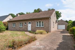 Voor meer info en foto’s, surf naar www.swevers.be – Op een rustige locatie vlak bij het centrum van Zolder vind je deze instapklare, vrijstaande woning uit 1995 met een bewoonbare oppervlakte van 142 m². Dankzij de gelijkvloerse indeling, drie slaapkamers, ruime garage en extra opslagruimte biedt deze woning heel wat praktische mogelijkheden. De woonkamer en eetplaats vormen samen een aangename leefruimte van 30,40 m² en sluiten aan op de keuken van 11,70 m². Verder zijn er drie slaapkamers van 12 m², 12,25 m² en 6,30 m², een badkamer, apart gastentoilet en berging. Alle belangrijke woonfuncties bevinden zich op het gelijkvloers. Via een vaste trap bereik je de zolder, die mogelijkheden biedt voor een extra kamer, bureau of hobbyruimte. Daarnaast beschikt de woning over een kelder met aparte provisieruimte. De vrijstaande garage van circa 4,50 x 7,50 meter biedt plaats voor een wagen, fietsen en extra opslag. Doorheen de jaren werden verschillende vernieuwingen uitgevoerd, waaronder werken aan de veranda, woonkamer en airconditioning. De pvc-ramen zijn voorzien van hoogrendementsglas. Ook de ligging is praktisch: winkels, scholen, restaurants, openbaar vervoer en de snelweg bevinden zich op korte afstand. Het centrum van Zolder ligt op circa 1,5 km. Voor meer informatie, bel 011 255 155. Bron bewoonbare oppervlakte: EPC – verslag.
