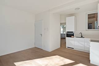 <p>Welkom in jouw nieuwe thuis middenin het hartje van Antwerpen! Gelegen op een fantastische locatie vlakbij het Park Spoor Noord, het Centraal Station en slechts op fietsafstand van het MAS – hier valt werkelijk altijd iets te beleven! Dit zonnige appartement werd recent van top tot teen vernieuwd met een arendsoog voor detail én duurzaamheid! Zo werd er enkel gebruik gemaakt van de meest hoogwaardige materialen wat vooral tot zijn recht komt in de leefruimte. Denk maar aan de prachtige laminaat en de strakke geïnstalleerde keuken welke werd voorzien van een BOSCH kookplaat, Whirlpool combi-oven, vaatwasser, dubbele spoelbak en praktische ingebouwde verlichting. De ruime slaapkamer sluit mooi aan op een trendy ensuite badkamer in een stijlvolle marmerenlook voorzien van een douche en een lavabo in meubel. Het toilet is apart.<br /><br /><strong>Momenteel verhuurd aan: </strong>€ 750/maand wat zorgt voor € 9.000 op jaarbasis. Dit resulteert in een rendement van 4,40 %.</p>
<p><strong>Technische gegevens:</strong> Elektriciteit is conform! Droge kelder aanwezig. Het dak is geïsoleerd, centrale verwarming op gas (individueel), HR-beglazing in pvc.</p>
<p><strong>Stedenbouwkundige inlichtingen en bodemattest aanwezig. Asbestveilig! Bevindt zich niet in een risicozone voor overstromingen (P- en G-score A). Renovatieverplichting niet van toepassing.</strong></p>