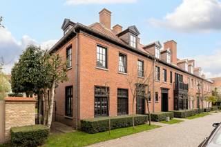 Modern and quietly located three-facade house with 4 bedrooms – completely ready to move in.This recent, fully furnished house offers ideal living...