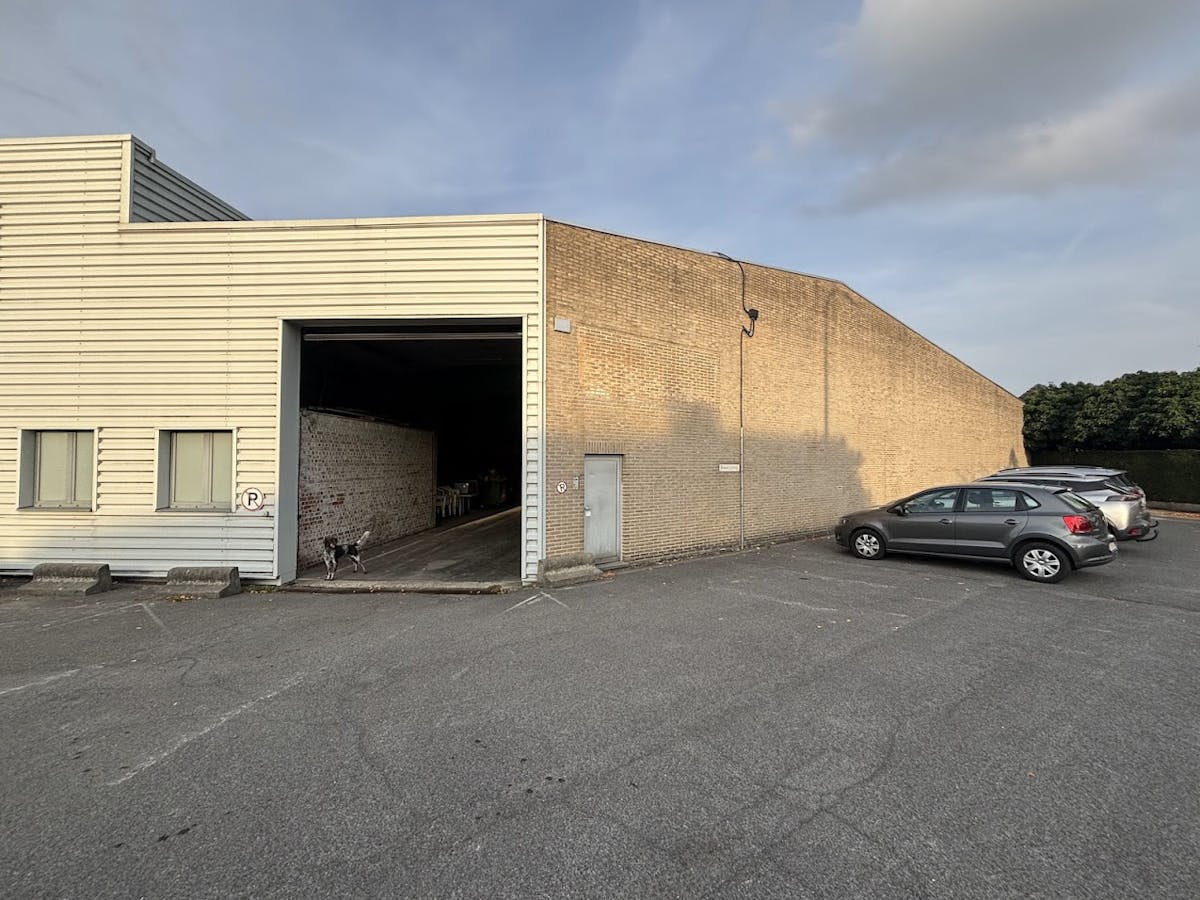 Warehouse of approximately 900m² for rent in Deerlijk. - photo 1