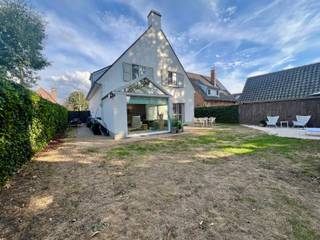 <p>Deze villa is gelegen in de directe omgeving van AZ Sint-Lucas, Daverlo, winkels, scholen, kinderboerderij en Gentpoort en werd doorheen de afgelopen 2 jaar grondig gerenoveerd met o.a.: nieuwe kwaliteitskeuken, badkamer met volledig nieuwe leidingen, nieuwe elektriciteit, zonnepanelen, nieuwe PVC ramen, nieuwe CV ketel,</p>
<p>Indeling: <br />Gelijkvloers: Inkom, vernieuwd gastentoilet, leefruimte met eetplaats en zithoek (houtcassette), uitbouw met extra veel lichtinval, nieuwe keuken met composiet werkblad, veel kastruimte en Siemens toestellen: inductiekookplaat, dampkap, oven, combi-oven, vaatwas, koelkast,.. Tot slot is er de garage met automatische poort. <br />Eerste verdieping: ruime nachthal, 4 slaapkamers (o.a. maatkasten), verneiuwd apart toilet en vernieuwde badkamer met douche en dubbel lavabomeubel. <br />Zolder: berzolder met mogelijkheden tot 2 extra slaapkamers mist plaatsing vaste trap boven huidige trap.</p>
<p>Buiten: oprit, voor- en zijtuin en achtertuin voorzien van een volledig nieuwe afsluiting.</p>
<p>Tot slot is de woning nog voorzien van elektrische Horman poort, ontkalker, aluminium luiken, alarminstallatie, ingemaakte kasten (Obumex), eiken parket, in 1996 werd het uitgebouwd en werden de leidingen in de leefruimte vernieuwd....</p>
<p>Contacteer Bonne Vastgoed 7 op 7 via 050/73.73.73 of info@bonnevastgoed.be voor meer info of bezoek ter plaatse.</p>