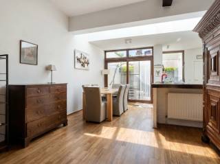 <p><strong>Karaktervol wonen met ruimte en mogelijkheden</strong><br />Welkom in deze karaktervolle stadswoning, waar charme, ruimte en een verrassend veelzijdige indeling perfect samenkomen. Bij binnenkomst wordt u meteen verwelkomd door een sfeervolle leefruimte die naadloos overvloeit in de aangrenzende eetkamer. Vanuit hier geniet u van een directe verbinding met de gezellige stadspatio en de halfopen keuken. Aansluitend bevindt zich een praktische berging met extra douchevoorziening.</p><p></p><p><strong>Richtprijs: €409.000<br />Beschikbaarheid: in onderling overleg (huurders)</strong></p><p></p><p>Via een sfeervol trapniveau bereikt u de eerste verdieping. Hier bevinden zich twee ruime en lichtrijke slaapkamers en een comfortabele badkamer met douche, dubbele lavabo en toilet.</p><p></p><p>De bovenste verdieping biedt een grote polyvalente ruimte met tal van mogelijkheden: creëer hier een extra slaapkamer(s), hobbyruimte, speelruimte of stijlvolle thuiswerkplek. Een tweede badkamer met ligbad zorgt voor extra comfort.<br /></p><p>Ook de kelder is een absolute meerwaarde. Deze is droog en biedt heel wat praktische bergruimte, maar kan evengoed worden ingericht als sfeervolle wijnkelder.<br /></p><p><strong>Troeven:</strong><br />• EPC-label C: energiezuinig en geen renovatieverplichting<br />• Conforme elektrische installatie<br />• Twee ruime slaapkamers + polyvalente dakverdieping<br />• Twee badkamers<br />• Gezellige stadspatio<br />• Praktische kelder<br />• Veel charme, lichtinval en mogelijkheden<br />• Gelegen in het centrum van Lier, op wandelafstand van winkels, scholen, horeca en openbaar vervoer</p><p>Een woning met karakter én mogelijkheden, ideaal voor wie centraal wil wonen zonder in te boeten aan ruimte en comfort.</p><p><strong>Ziet u uzelf hier wonen? Plan dan vandaag nog uw bezoek en ontdek deze charmante woning zelf!</strong></p><p></p><p><strong>Plan nu uw bezoek in!</strong></p><p><strong>nico@altro-vastgoed.be - 04 88 42 42 24 </strong></p>