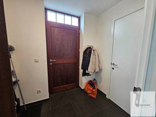 Bent u op zoek naar een recente, energiezuinige en perfect afgewerkte woning op een rustige ligging? Dan is deze instapklare gezinswoning op...