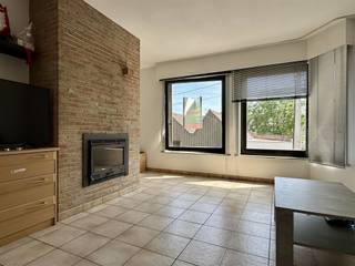 Bel-étage spacieux avec garage dans le centre de RumbekeAménagement comme suit :Rez-de-chaussée : hall d'entrée / débarras / garage avec...