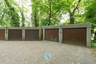 <p>In het Elslopark is deze garagebox (nr. 24) beschikbaar voor verkoop.<br />Omvattende een kantelpoort alsook elektriciteit aanwezig. <br />Deze residentie, beschikt op het perceel over voldoende parkeergelegenheid met verschillende garageboxen. <br /><br /><u>Garage 24</u><br />Afmeting: 5,66 m x 3,02 = 17,09 m² <br />€ 20.000,00<br /><br />Interesse? Contacteer Steffi telefonisch op 0498/50.50.94 of per mail steffi@vastgoeddevos.be.</p>